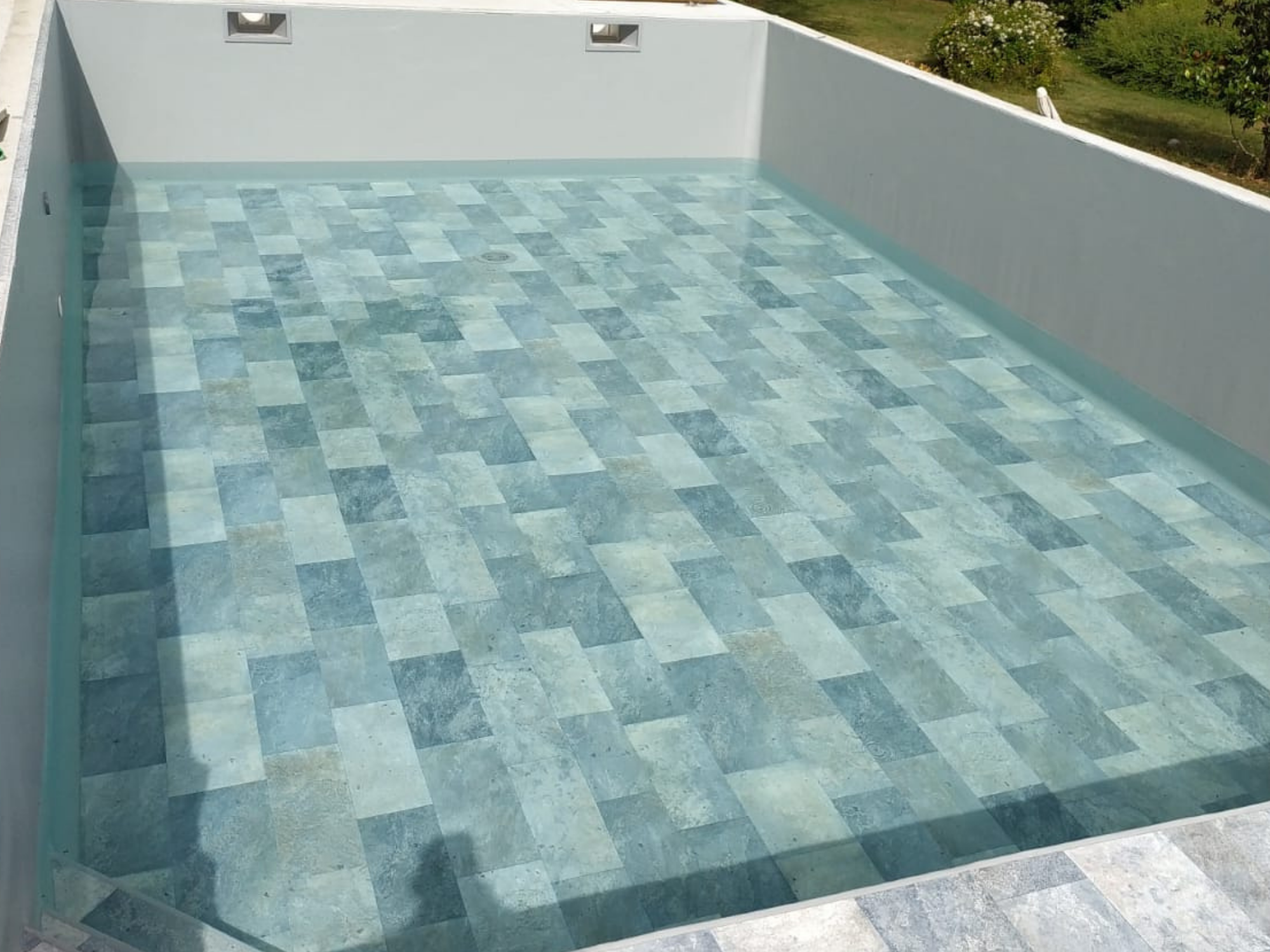 piscine creusée dans une terrasse en bois