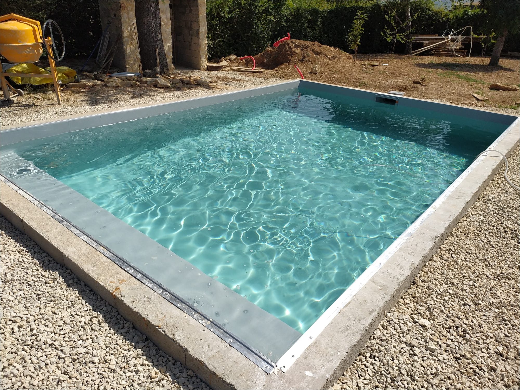 piscine creusée dans un jardin